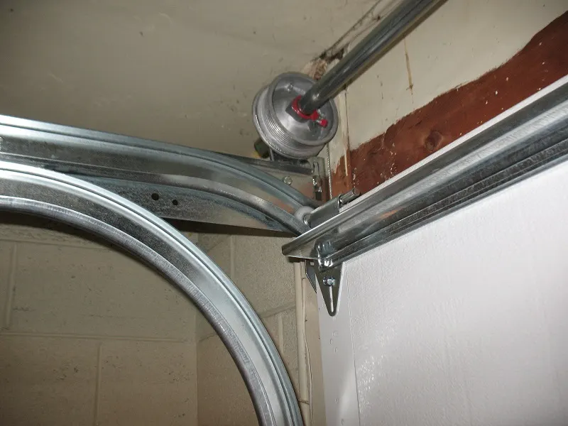 Heavy curved track on a high-lift system